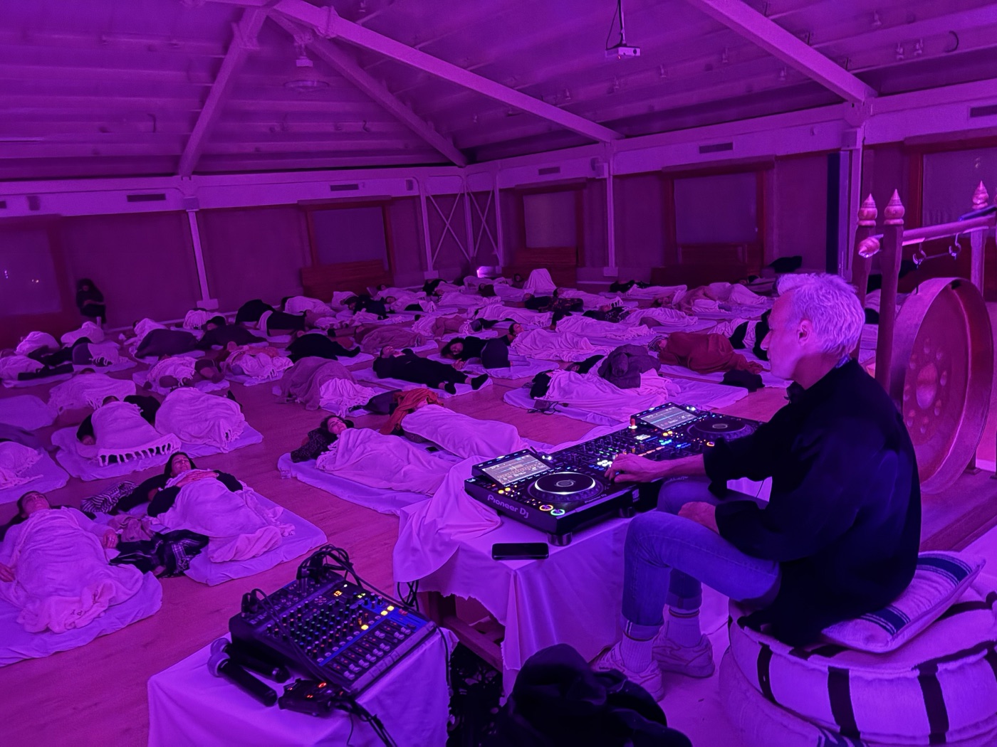 אסף אמדורסקי במדיטציית סאונד ריטריט סול תרפי