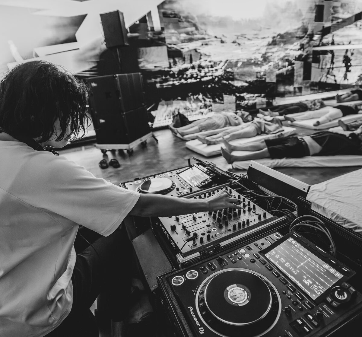 דיג'יי מצולם מהצד בשחור-לבן בזמן מופע
