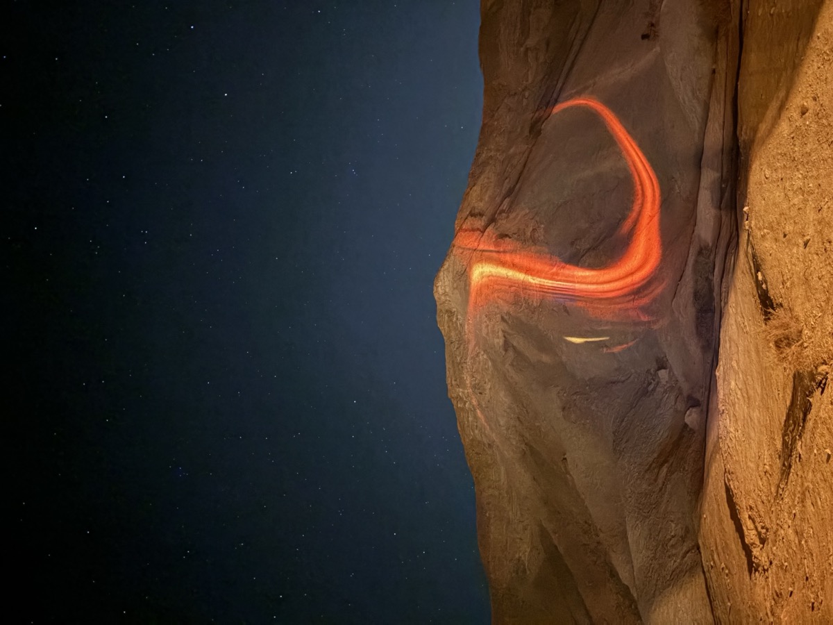 הר מואר באור אדום תחת שמי כוכבים באירוע סול תרפי