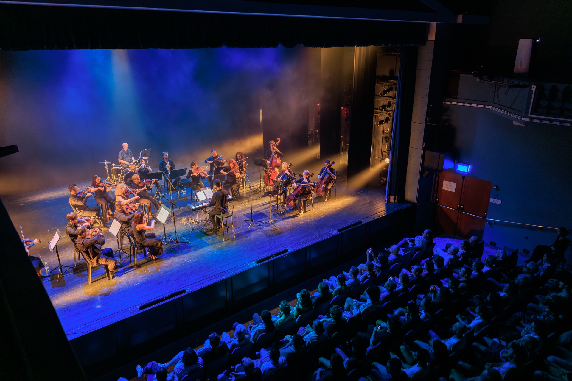 אמנים על הבמה באירוע סול תרפי עם תאורה חמה