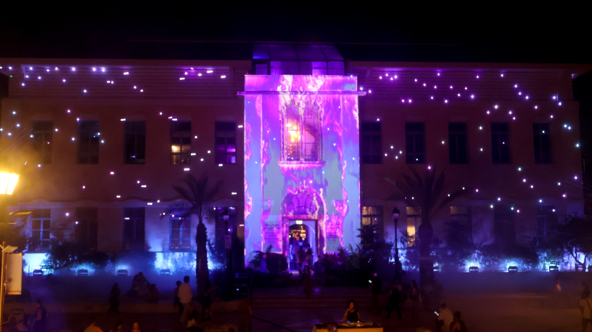 הקרנת אור על מבנה בזמן אירוע סול תרפי